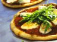 Pizza mit Mozzarella und Rucola