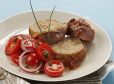 Faschierter Braten mit Prosciutto und Tomatensalat