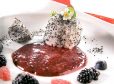 Topfen Mohn Knödel auf Beerenragout
