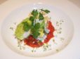 Gegrillte Hühnerbrust im Kohl an Tomatensauce