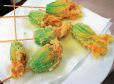 Gefüllte Zucchiniblüten in Tempurateig