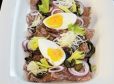 Saures Rindfleisch mit Ei, Kürbiskernöl und Kren