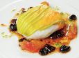 Weißer Heilbutt in der Zucchiniblüte mit Oliven