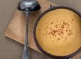 Goldene Maiscremesuppe mit Chiliflocken