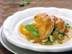 Mozarellatasche auf Jungzwiebel-Marillenragout
