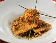 Kaltes Zanderfilet mit braunen Zwiebeln Kaltes Zanderfilet mit braunen Zwiebeln