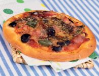 Pizza con capperi, o...