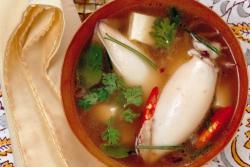 Vietnamesische Tintenfisch-Suppe