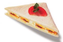 Tramezzini mit Ei und Sardellen