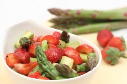 Grüner Spargelsalat mit Erdbeeren