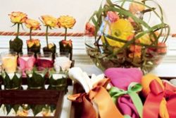 Blumenpracht für einen schän gedeckten Tisch
