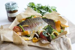 Rezept für Lachsforellenfilet mit frischem Gemüse und Pinienkerne im Paket Rezept für Lachsforellenfilet mit frischem Gemüse und Pinienkerne im Paket