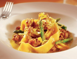 Pappardelle mit Spargel und Salsicce