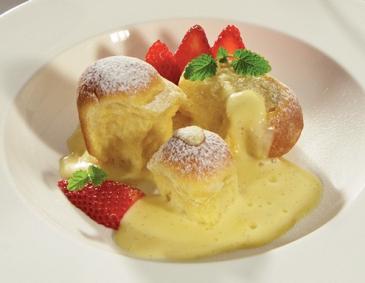 Buchteln mit Vanillesauce und Erdbeer-Minze-Sorbet Buchteln mit Vanillesauce und Erdbeer-Minze-Sorbet