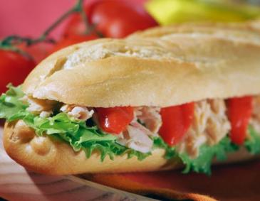 Captain's-Sandwich mit Thunfisch und Tomaten Captain's-Sandwich mit Thunfisch und Tomaten
