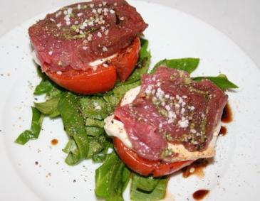 Carpaccio-Roulade mit Basilikumpesto und Mozarella auf Dörrtomate mit Spinatsalat Carpaccio-Roulade mit Basilikumpesto und Mozarella auf Dörrtomate mit Spinatsalat