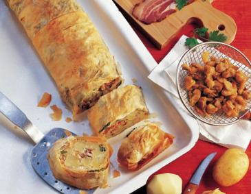 Erdäpfelstrudel mit Selchspeck und Grammeln Erdäpfelstrudel mit Selchspeck und Grammeln