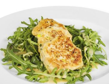 Fischlaibchen auf Rucola mit süßer Senfsauce Fischlaibchen auf Rucola mit süßer Senfsauce