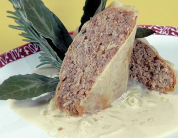 Fleischstrudel mit Zwiebelsauce Fleischstrudel mit Zwiebelsauce
