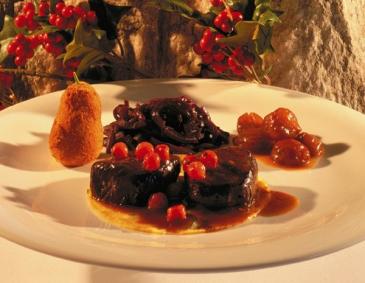 Gamsmedaillons auf Kräuterpalatschinke mit Vogelbeeren und Rotweinzwiebeln Gamsmedaillons auf Kräuterpalatschinke mit Vogelbeeren und Rotweinzwiebeln