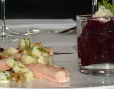 Geräuchertes Saiblingsfilet an Walnuss-Apfelvinaigrette und Rotem Rübensalat Geräuchertes Saiblingsfilet an Walnuss-Apfelvinaigrette und Rotem Rübensalat