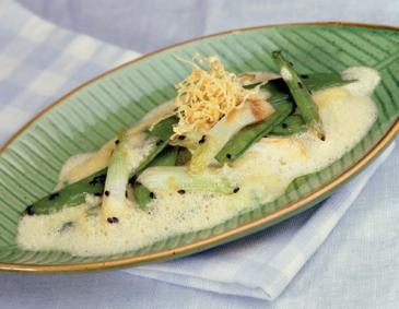 Glasierte Erbsenschoten mit Polenta und Senf-Sabayon Glasierte Erbsenschoten mit Polenta und Senf-Sabayon