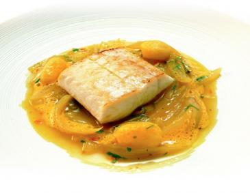 Heilbutt auf weißen Zwiebeln mit Curry und Chili Heilbutt auf weißen Zwiebeln mit Curry und Chili