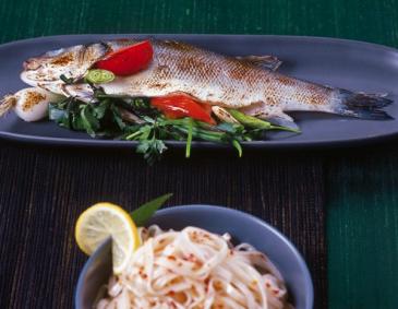 Fisch im Ganzen gebraten mit Chili-Bandnudeln Fisch im Ganzen gebraten mit Chili-Bandnudeln