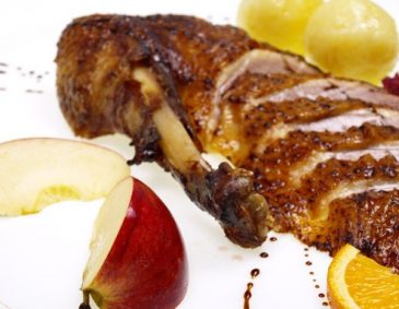 Knuspriges Gansl mit Marzipan-Bratapfel