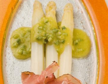 Stangenspargel auf grünen Spargelvinaigrette Stangenspargel auf grünen Spargelvinaigrette
