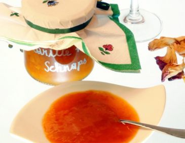 Marillenmarmelade mit Rosenblüten Marillenmarmelade mit Rosenblüten