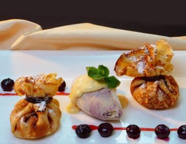Palatschinkensackerl mit Schwarzbeeren und Topfensauce Palatschinkensackerl mit Schwarzbeeren und Topfensauce