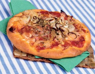 Pizza con cipolle (Pizza mit Jungzwiebeln) Pizza con cipolle (Pizza mit Jungzwiebeln)