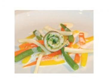 Pochiertes Röllchen vom Saiblingsfilet mit Basilikum und Gemüse Pochiertes Röllchen vom Saiblingsfilet mit Basilikum und Gemüse