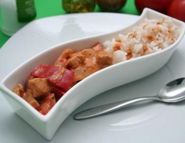 Putengeschnetzeltes in kräuterwürziger Tomatensauce Putengeschnetzeltes in kräuterwürziger Tomatensauce