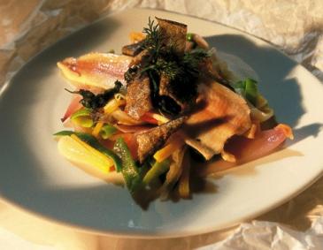Saiblingsfilets mit knuspriger Haut auf Röstgemüse Saiblingsfilets mit knuspriger Haut auf Röstgemüse