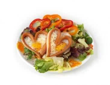 Salat mit Würstel und Spiegelei Salat mit Würstel und Spiegelei