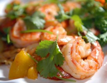 Salat von sauer eingelegtem Frühlingsgemüse und Shrimps Salat von sauer eingelegtem Frühlingsgemüse und Shrimps