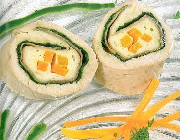 Scheiben von der pochierten Putenroulade mit Basilikumsoße Scheiben von der pochierten Putenroulade mit Basilikumsoße