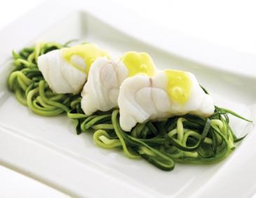 Seeteufelmedaillons auf Zucchinispaghetti und Safransauce Seeteufelmedaillons auf Zucchinispaghetti und Safransauce
