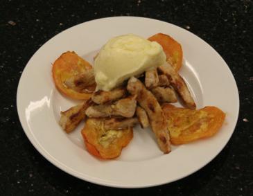 Tomaten mit mariniertem Kalbfleisch auf Senf-Eis Tomaten mit mariniertem Kalbfleisch auf Senf-Eis