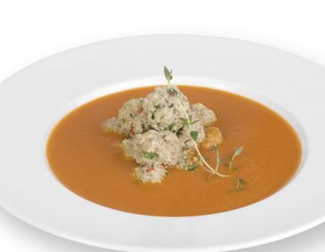 Tomatensuppe mit scharfen Fleischbällchen Tomatensuppe mit scharfen Fleischbällchen