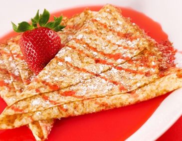 Topfen-Kürbiskern Palatschinken mit geschüttelten Balsamico-Erdbeeren Topfen-Kürbiskern Palatschinken mit geschüttelten Balsamico-Erdbeeren