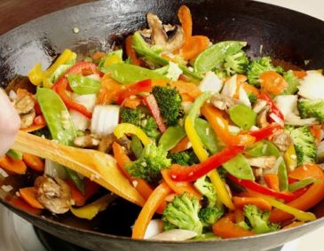 Schneller Tofu-Gemüse-Wok Schneller Tofu-Gemüse-Wok