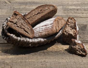 Würziges Käsetartar auf Bauernbrot Würziges Käsetartar auf Bauernbrot