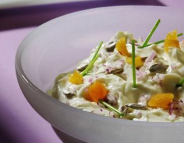 Ziegentopfen Aufstrich mit Marillenstückchen Ziegentopfen Aufstrich mit Marillenstückchen