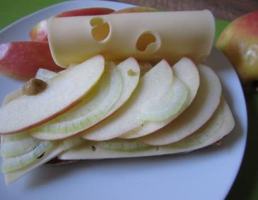 Käsebrot mit Apfel, Zwiebel und Senf Käsebrot mit Apfel, Zwiebel und Senf