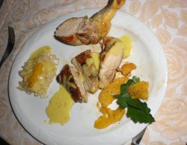 Perlhuhnbrust mit Orangen-Weinsoße und asiatischen Nudeln Perlhuhnbrust mit Orangen-Weinsoße und asiatischen Nudeln