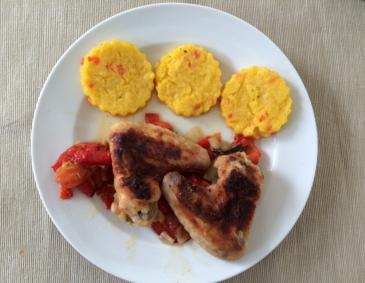 Paprikahuhn mit Polentatalern Paprikahuhn mit Polentatalern