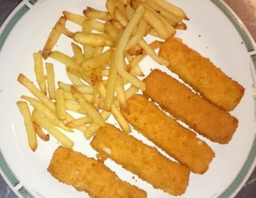 Fischstäbchen mit Pommes Fischstäbchen mit Pommes